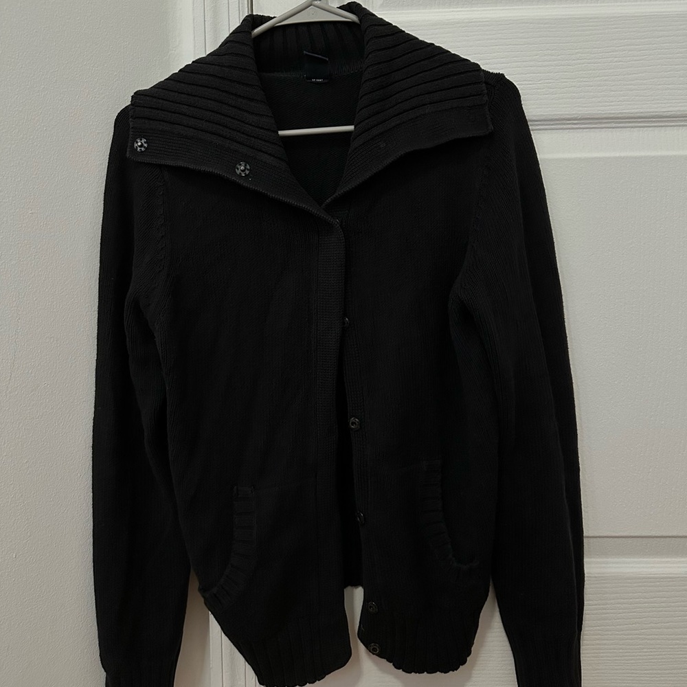 Gap black sweater —— Size L (fit medium) —— (one use)